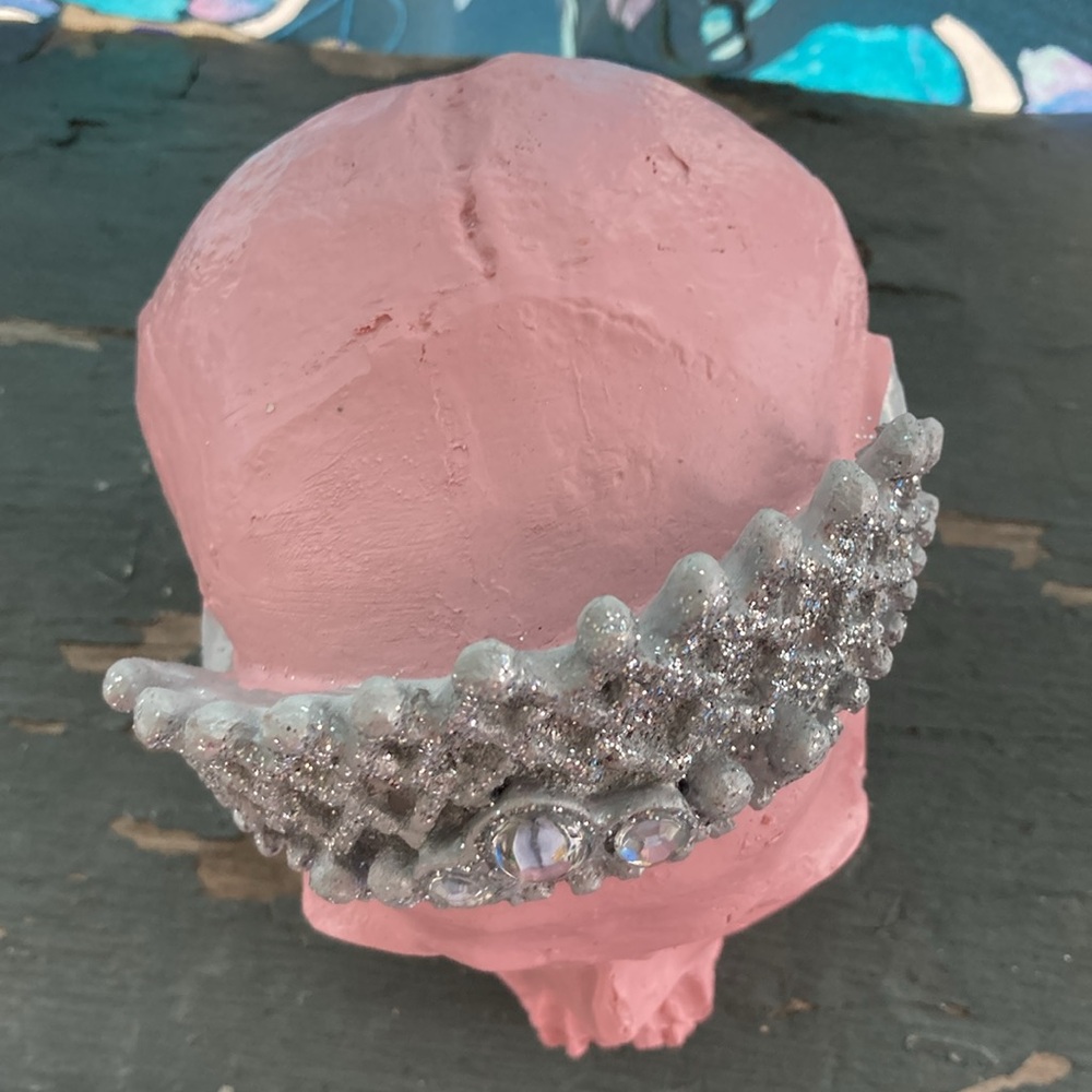 Halloween decorative Skull Sculpture Silver sparkle Crown bubblegum pink goth - Picture 12 of 16